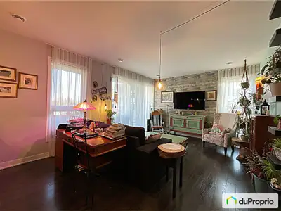 Les 2 espaces intérieurs de garage et les 2 grands espaces/ rangement, l'ascenseur et un très grand...