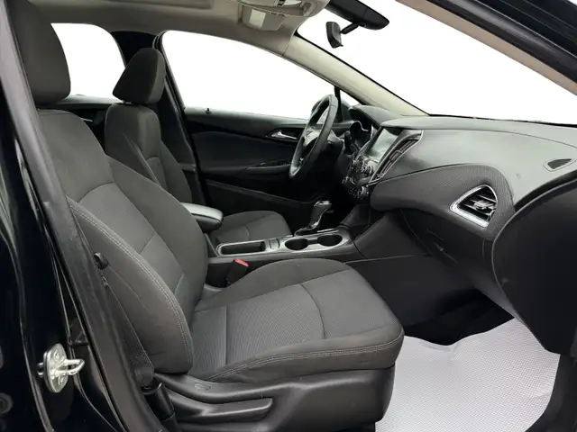 2018 Chevrolet Cruze Low Kms H.seat B.cam R.start 1yr warranty in Cars & Trucks in Edmonton - Image 15