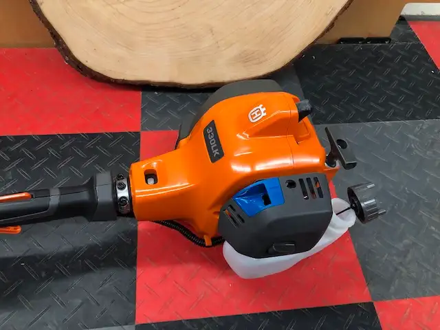 Husqvarna 330LK String Trimmer in Lawnmowers & Leaf Blowers in Belleville - Image 2