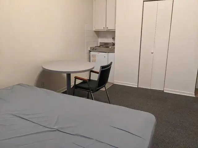 Chambre à louer, métro Atwater in Room Rentals & Roommates in City of Montréal - Image 6