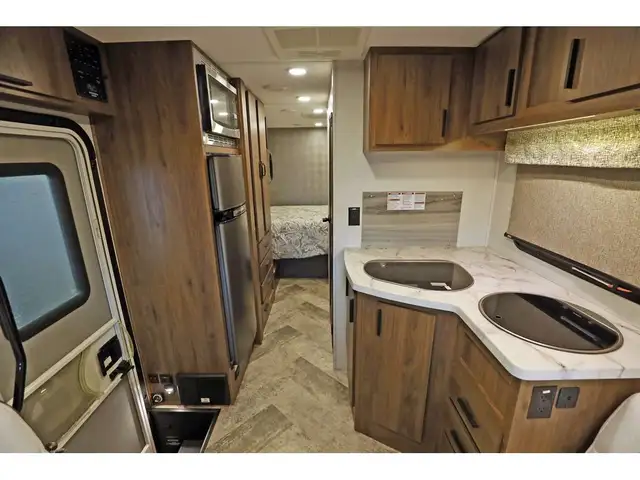 2021 Forest River Sunseeker Forester 2380 B+ DIESEL Full paint in RVs & Motorhomes in Laval / North Shore - Image 8