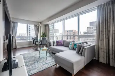 Stylish 2 bedrooms 2 Bathrooms Unit. FREE PARKING. Excellent design, new furniture. Modern Skyscrape...