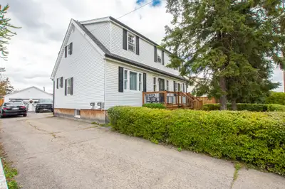 **SPACIOUS** 2 BEDROOM MAIN UNIT IN WELLAND!!