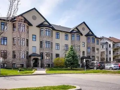 Amazing condo with 2 parking space. Ideally located, close to champlain bridge. Very clean. Ready to...