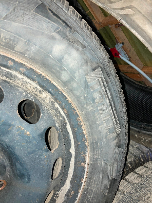 4x pneus hiver 215 65 16 pirelli sur roue vw tiguan 2016 5x112 dans Pneus et jantes  à Drummondville - Image 2