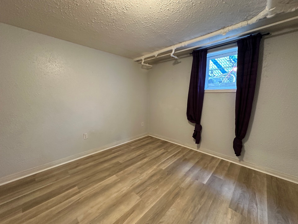 Cozy Downtown Living in a Quiet Mature Neighbourhood! 5