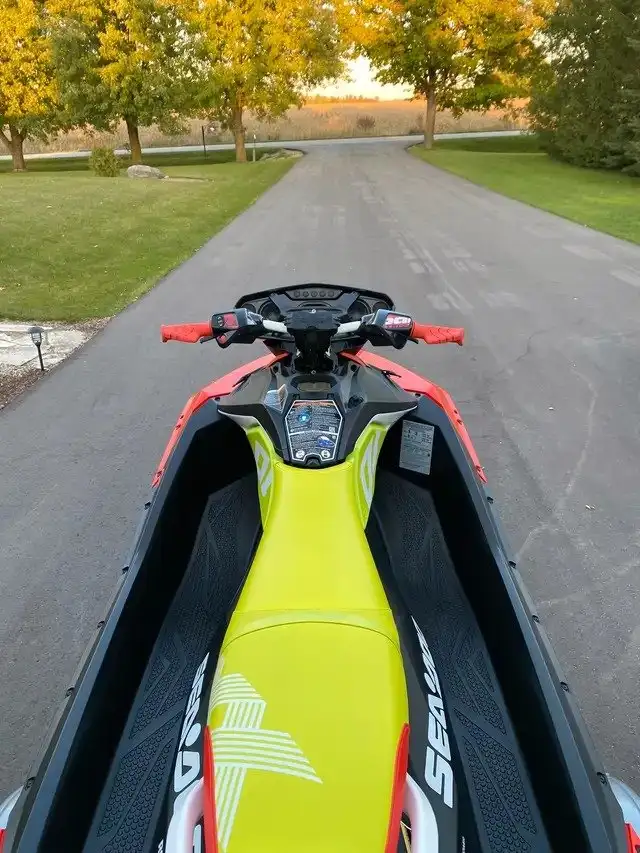 2020 SEADOO SPARK TRIXX 3UP (FINANCING AVAILABLE) in Personal Watercraft in Strathcona County - Image 8