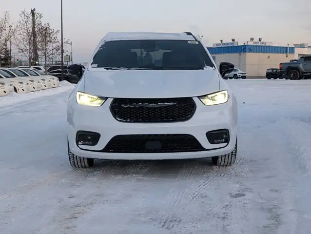 2026 Chrysler Pacifica Select in Cars & Trucks in Edmonton - Image 11