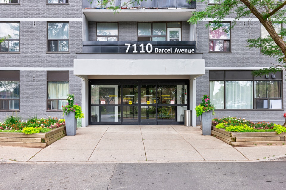 Mississauga Bachelor Apartment for Rent 7110 Darcel Avenue Long