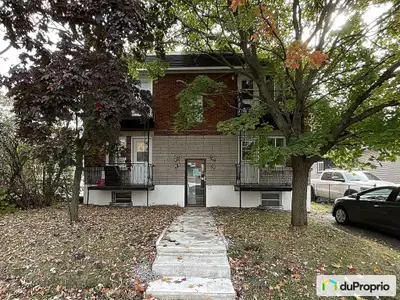 Quadruplex situé dans un secteur en demande comprenant 3X 4 1/2 et un grand logement sur 2 étages di...
