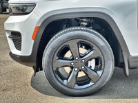 This Dealership Service Loaner Demo 2025 Jeep Grand Cherokee Altitude 4x4 has the 3.6L Pentastar Vvt... (image 5)