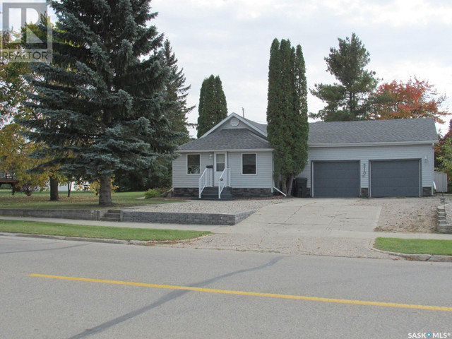 210 Maple ROAD E Nipawin, Saskatchewan in Houses for Sale in Nipawin - Image 2
