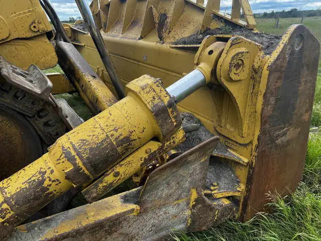 2005 Caterpillar D8T Dozer • SU Blade • Multi-shank Ripper • Cat ...