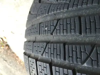 IF U SEE THIS AD , TIRE STILL FOR SALE 1 x 275/35/21 pirelli sottozero WINTER tire 90 % tread Dot202...