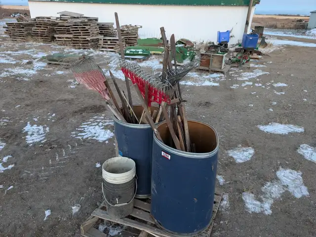 QTY OF TOOLS in Heavy Trucks in Saskatoon - Image 3