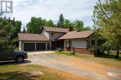 Offered for the first time by the original owners, this beautifully constructed and maintained year...
