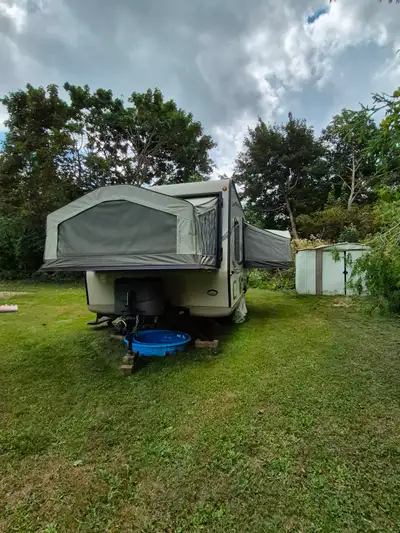 21 foot Flagstaff Travel Hybrid Trailer. Sleeps 8. 3 pop out queen size beds. fridge, stove, microwa...