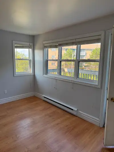 Available immediately, top floor on bus stop, heat, power, water and hot water included
