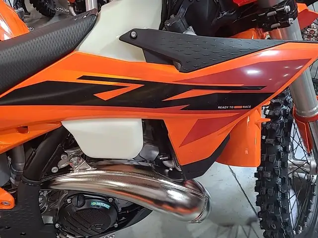 2025 KTM XC 300 in Dirt Bikes & Motocross in Calgary - Image 5