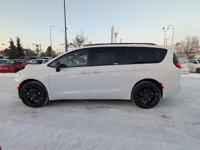 2026 Chrysler Pacifica Select in Cars & Trucks in Edmonton - Image 4