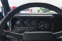 Découvrez le summum de lartisanat britannique avec ce Land Rover Defender 110 1987, restauré sur mes... (image 3)