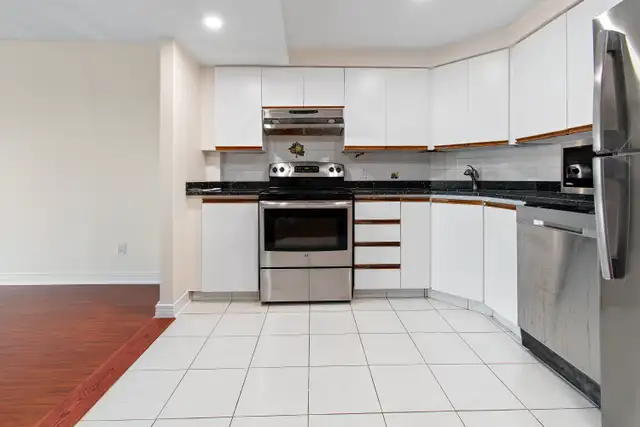 Calm Cambridge 3-bedroom condo in Centretown with parking and storage63373391671171121