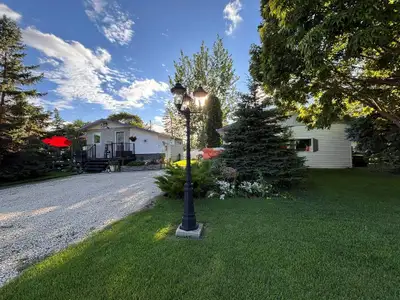 R37//Gladstone/Discover 101 Bay Street in Gladstone, a lovingly maintained and recently renovated ho...