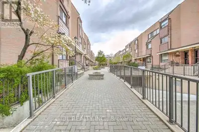 ROOM 2-TH19 - 130 CLINTON STREET Toronto (Palmerston-Little Ital