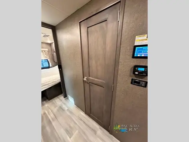 2022 Thor Motor Coach Challenger 35MQ only 6,310 Miles in RVs & Motorhomes in Moncton - Image 39