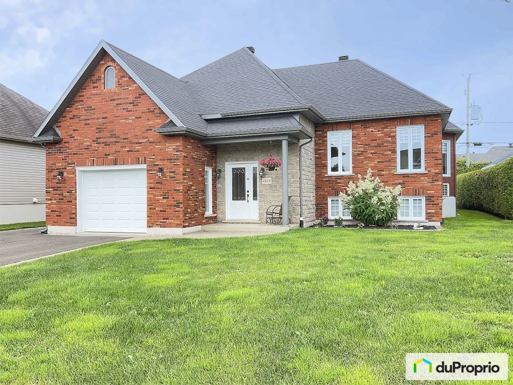 $675,000 - Bungalow for sale in St-Redempteur — photo 1