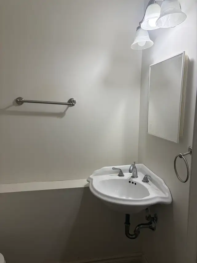 Très belle grande chambre à louer, Ste-Foy Libre in Room Rentals & Roommates in Québec City - Image 9