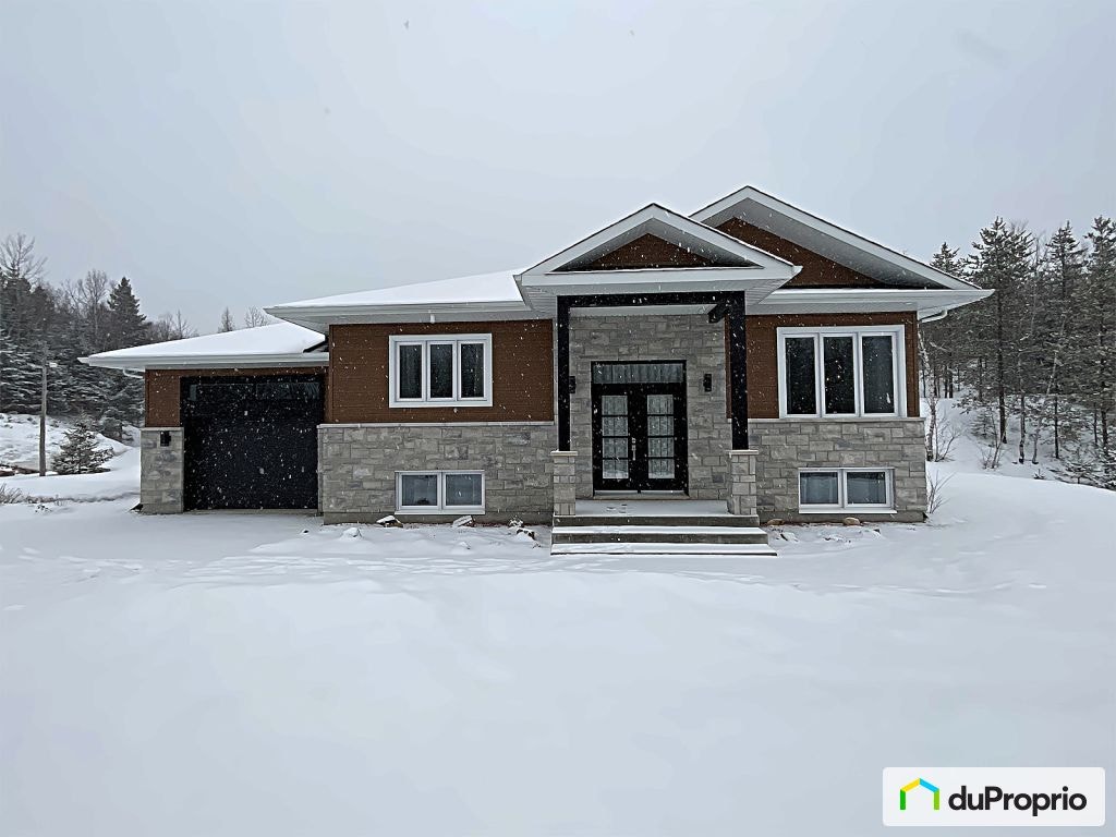 $839,000 - Country home for sale in Ste-Beatrix — photo 1
