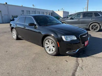 Elevate your driving experience with this 2017 Chrysler 300 Limited, a bold full-size luxury sedan f...