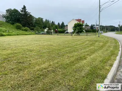 Un terrain et demi de 11 401 pieds carrés, incluant l'aqueduc et les égouts municipaux. Situé à la f...