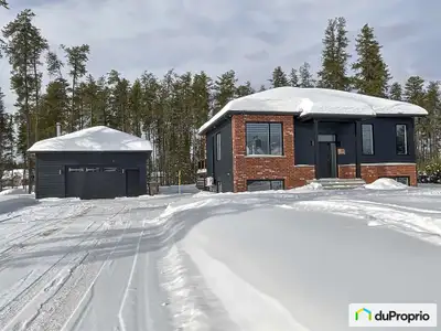 Superbe propriété au Domaine des Grands-Boisés. Située dans un secteur paisible et recherché, cette...