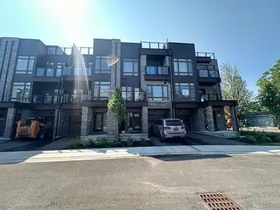 Orillia, Stunning 2.5 bedroom townhome with roof top terrace