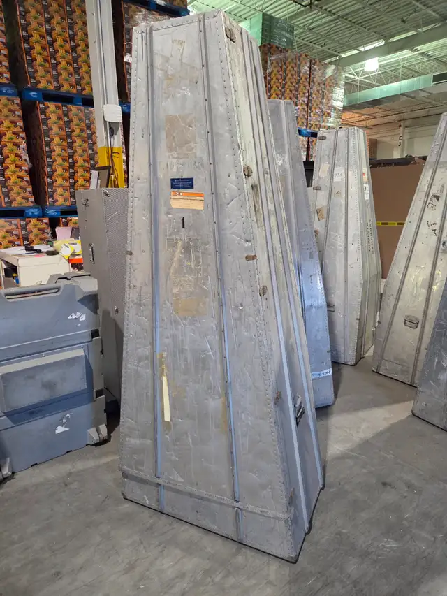 LARGE HARD SIDE METAL TRAVEL CASE for storage, airplanes, boat in Other in Mississauga / Peel Region - Image 7