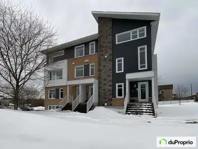 Spacieux condo offrant une vaste aire de vie ouverte, bénéficiant d'une belle luminosité et proposan...