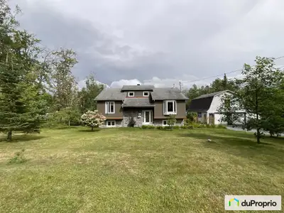 Maison rez-de-jardin très bien éclairée avec sa véranda qui surplombe le vaste terrain. À l'intérieu...