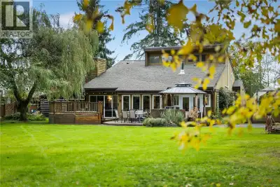 * NEW WINDOWS, ENSUITE & ROOF INCOMING * Welcome to Engles Road, a prestigious, quiet, and family-fr...