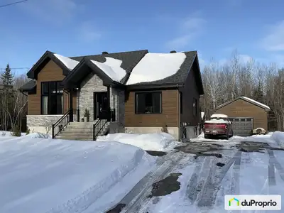 Élégante propriété contemporaine construite en 2019, idéalement située dans un cul-de-sac, vous assu...