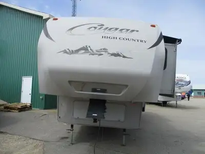 This two slide fifth wheel has a rear kitchen ,booth dinette , pull out sofa ,skylight in the kitche...