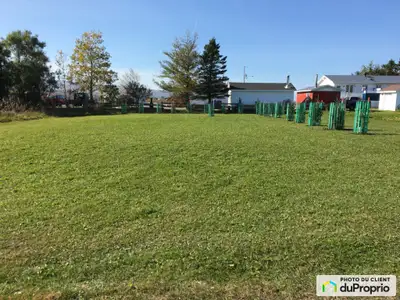 Magnifique terrain près de tous les services. Prêt pour la construction résidentiel unifamilial ou p...