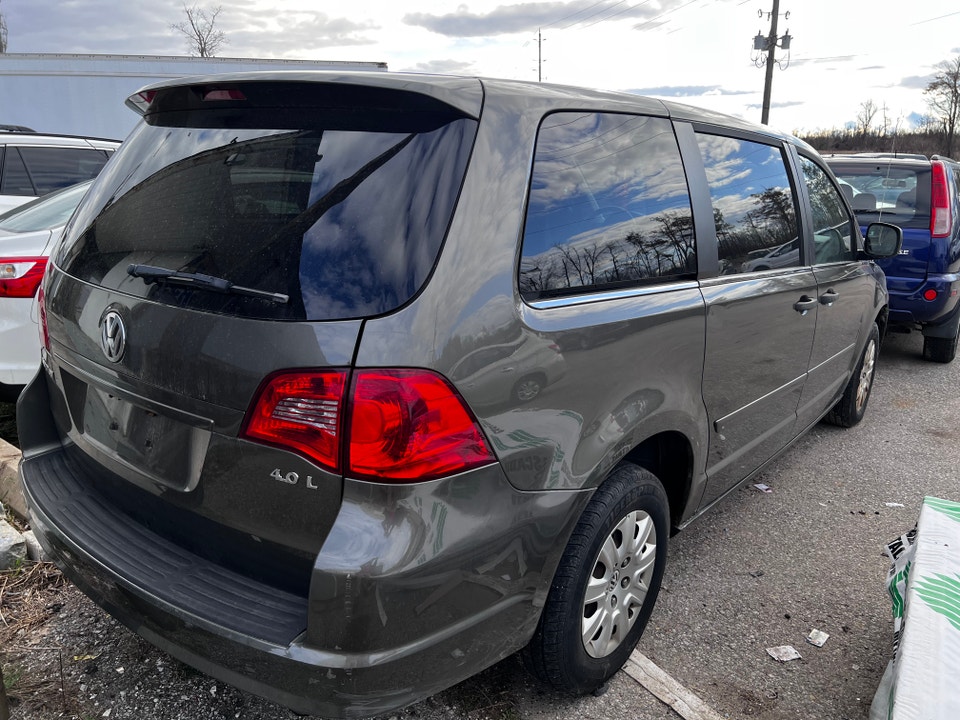 Volkswagen Routan 2010 photo 3