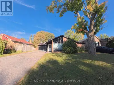 Welcome to this charming 3-bedroom backsplit nestled on a coveted crescent in SW Aurora, set on a ge...