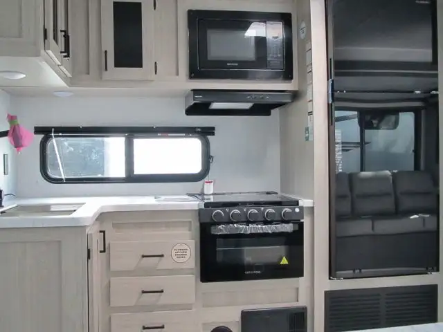 2026 EAST TO WEST DELLA TERRA 261RB-GREAT COUPLES LAYOUT!  in Travel Trailers & Campers in Ottawa - Image 19