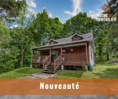 Cette maison d'un étage et demi se démarque par son immense terrain boisé de plus de 24 000 pi. ca.,...