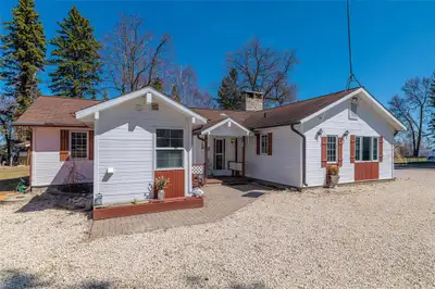R26//Gimli Rm/Lakefront in Lochwood Estates! OPEN HOUSE CANCELLED. This established lakeside subdivi...