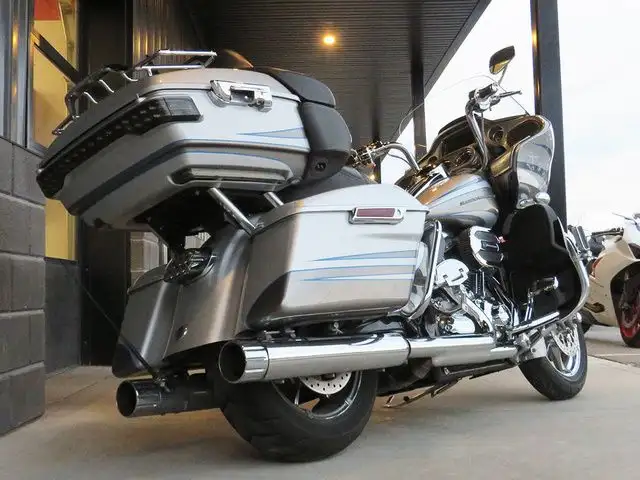 2016 Harley-Davidson FLTRUSE - CVO Road Glide Ultra in Sport Touring in Cambridge - Image 5