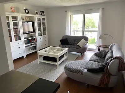 DANS UN SECTEUR RESIDENTIEL BOISÉ, NOS GRANDS APPARTEMENTS PROFITENT D`UNE BELLE FENESTRATION. À QUE...